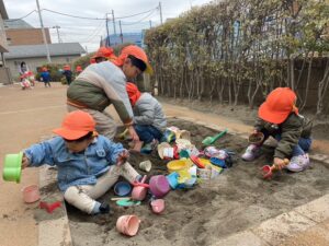 園庭でお砂場遊び