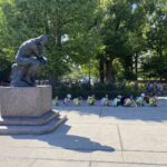 私たち「考える人」です。